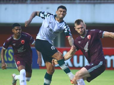 PSM Makassar harus puas dengan hasil imbang 0-0 saat menghadapi Persikabo 1973 dalam laga pekan ke-9 BRI Liga 1 2021/2022, Selasa (26/10/2021). PSM mempunyai dua peluang emas yang urung berbuah gol via Anco Jansen dan Yakob Sayuri yang digagalkan mistar gawang. (Bola.com/Nandang Permana)