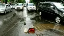 Pasca banjir, sejumlah lubang bermunculan di kawasan Kelapa Gading. Sebelumnya, kawasan ini terendam banjir setinggi 80 cm hingga memutuskan arus lalu lintas, Jakarta, Jumat (13/2/2015). (Liputan6.com/Faisal R Syam)