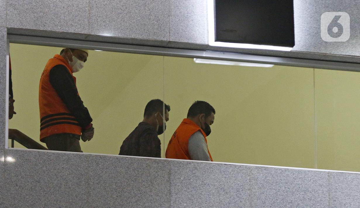 Sejumlah anggota DPRD Muara Enim berjalan saat jumpa pers di Gedung KPK, Jakarta, Kamis 30/09/2021). Sebanyak 10 anggota DPRD Muara Enim ditahan terkait dugaan suap pengadaan barang dan jasa di Dinas PUPR dan pengesahan APBD tahun 2019. (Liputan6.com/Herman Zakharia)