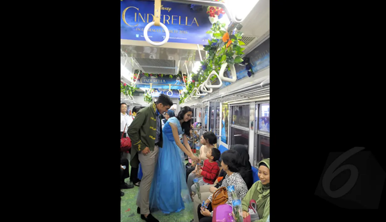 Sebuah rangkaian KRL Commuter Line didekorasi bertema film Cinderella. Selain didekorasi, tokoh dongeng Cinderella akan memberikan bunga pada para penumpang Commuter Line Jakarta - Bogor, Jakarta, Sabtu (14/02/2015). (Liputan6.com/Andrian M Tunay)