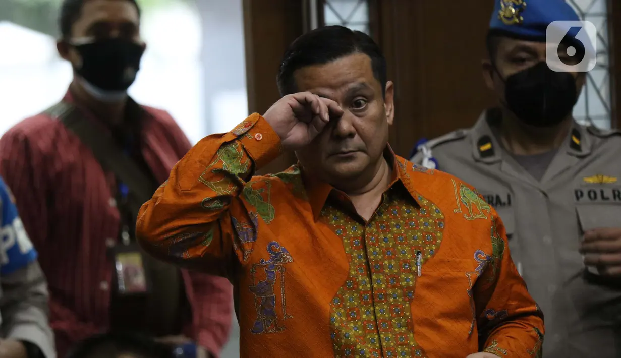 Irjen (Pol) Napoleon Bonaparte (tengah) bersiap menjadi saksi dalam sidang lanjutan dugaan suap penghapusan red notice Djoko Tjandra dengan terdakwa Tommy Sumardi di Pengadilan Tipikor, Jakarta, Selasa (24/11/2020). Sidang beragenda mendengar keterangan saksi. (Liputan6.com/Helmi Fithriansyah)