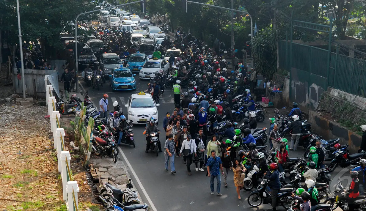 Kemacetan di depan stasiun Palmerah, Jakarta, Jumat (22/5/2015). Kemacetan ini disebabkan puluhan tukang ojek yang yang menjajakan jasanya kepada warga yang turun dari kereta api. (Liputan6.com/Johan Tallo)