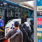 Bus Transjakarta menaikkan penumpang di halte kawasan Jalan Sudirman, Jakarta, Selasa (31/1/2023). Dinas Perhubungan (Dishub) DKI masih melakukan evaluasi tarif integrasi transportasi di Jakarta yakni Transjakarta, MRT, dan LRT. (Liputan6.com/Angga Yuniar)