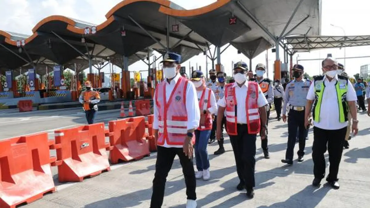 Menteri Perhubungan Budi Karya Sumadi meninjau Gerbang Tol Palimanan, pada Minggu (1/5/2022). (Photo credit :Kementerian Perhubungan via dephub.go.id)