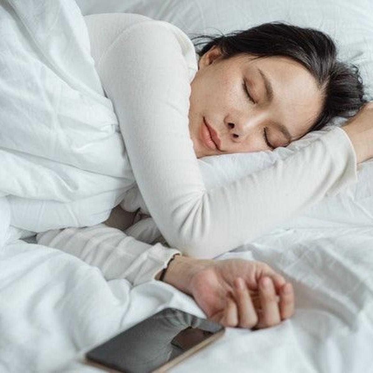 Ilustrasi Tidur yang Cukup. (foto: Pinterest/dailysia.com).