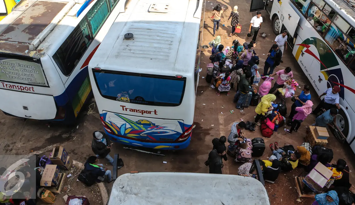 Calon Pemudik menunggu di antara bus di Terminal Rawamangun, Jakarta, Minggu (15/7/2015). Sejumlah kota di Jawa Tengah seperti Kebumen, Solo, dan Purwokerto menjadi tujuan para pemudik yang berangkat dari terminal Rawamangun. (Liputan6.com/Faizal Fanani)