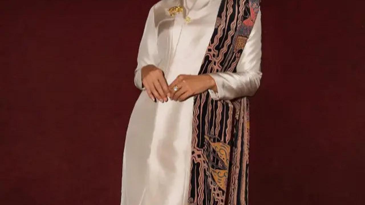 Foto Detail Kebaya Maudy Koesnaedi saat Gala Premier Film Believe, Tampil Penuh Pesona