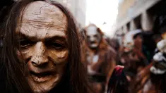 Sorang pria mengenakan kostum Krampuss selama parade di Munich, Jerman, Minggu (13/12). Menurut legenda setempat, Krampuss merupakan sosok iblis yang sangat menyeramkan. (REUTERS/Michael Dalder)