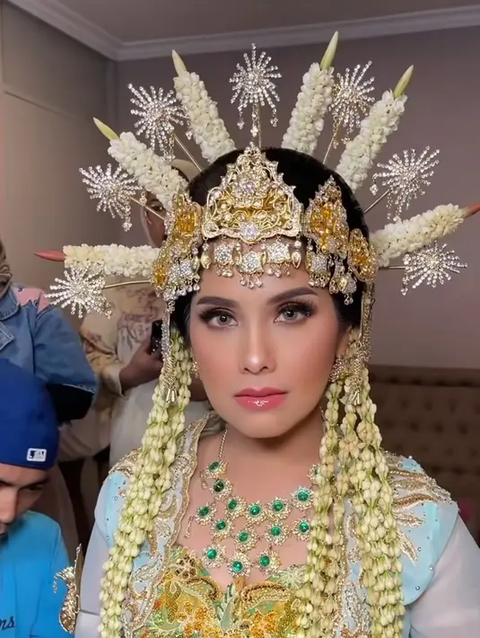 Penampilannya pun dilengkapi dengan hiasan kepala berwarna emas, serta kalung, dan bros keemasan.  [@barry_irawan].