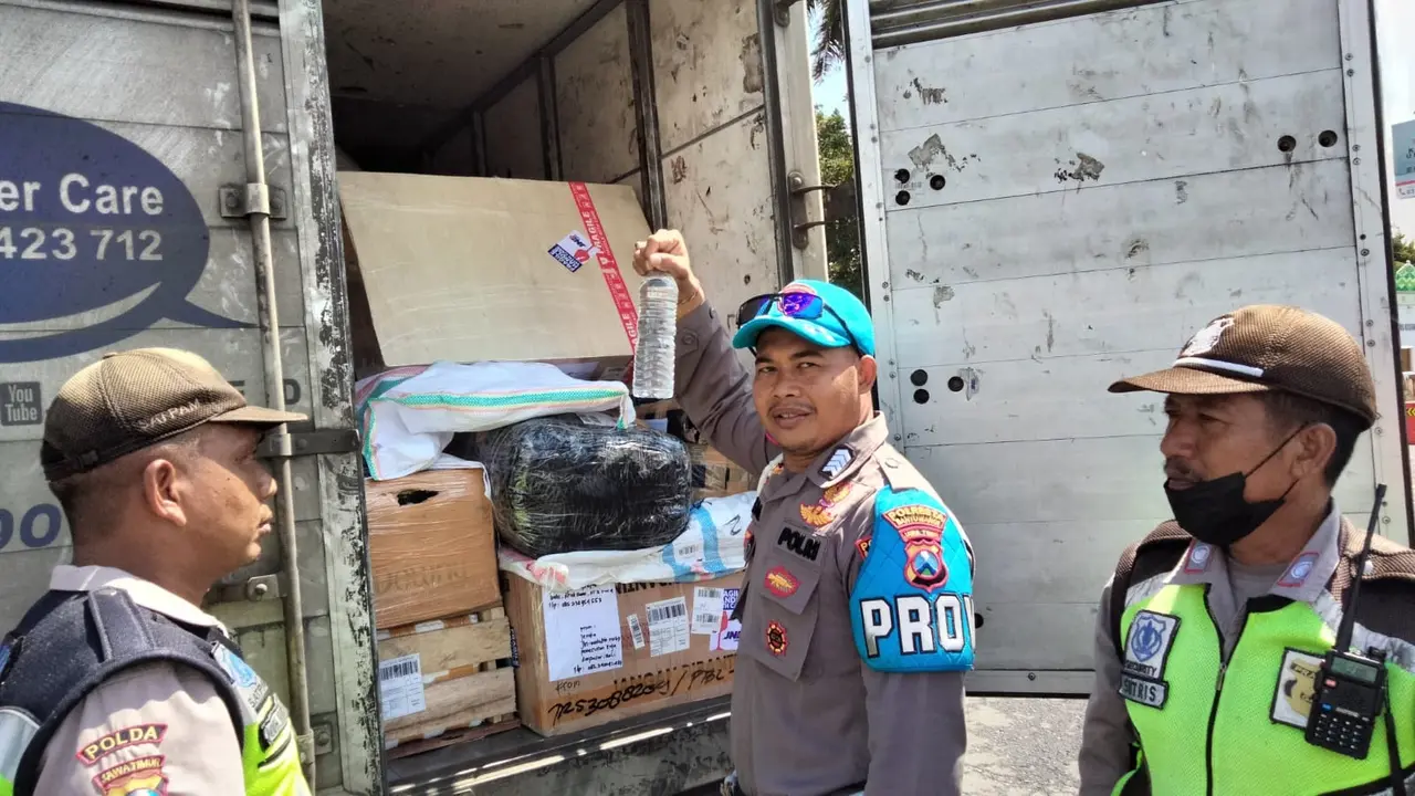 Polisi tunjukan barang bukti arak yang berhasil disita di Pelabuhan Ketapang Banyuwangi (Istimewa)