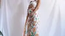 Di potret lainnya, Jennifer menunjukkan pesona keibuannya menggunakan kain. Kain batik bermotif bunga ini hanya dililit dan dipadukan dengan crop top berwarna putih. (instagram/jenniferbachdim)