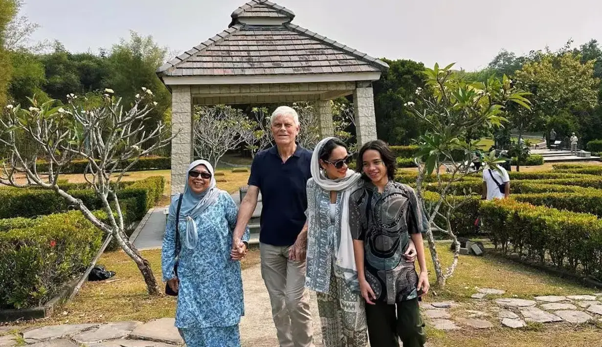 Momen BCL bersama putranya, Noah saat mendampingi mertuanya menyambangi makam Ashraf di Karawang, Jawa Barat. [Instagram/dida_sinclair]