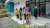 Keluarga mendatangi RS Pobundayan Kotamobagu, Sulawesi Utara untuk menjemput pasien Positif Covid-19 yang dinyatakan sembuh.