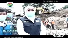 Gubernur Jawa Timur, Khofifah Indar Parawansa meninjau proses perbaikan jalan tol yang ambles di ruas Surabaya-Gempol KM 6/200, arah Perak menuju Waru Sidoarjo pada Senin (01/2).