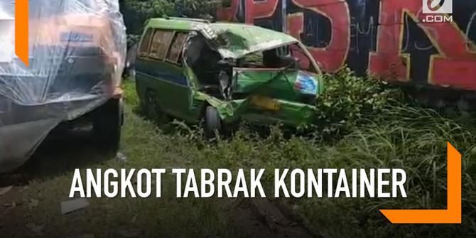 VIDEO: Angkot Tabrak Kontainer, 2 Tewas