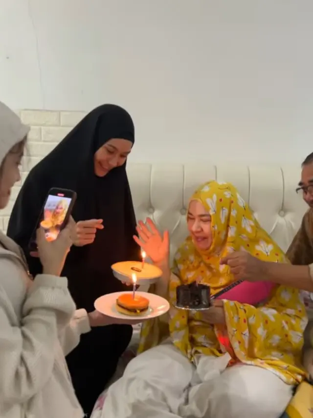 Potret ibu Zaskia Adya Mecca mendapat kejutan ulang tahun (Sumber: Instagram/zaskiadyamecca)