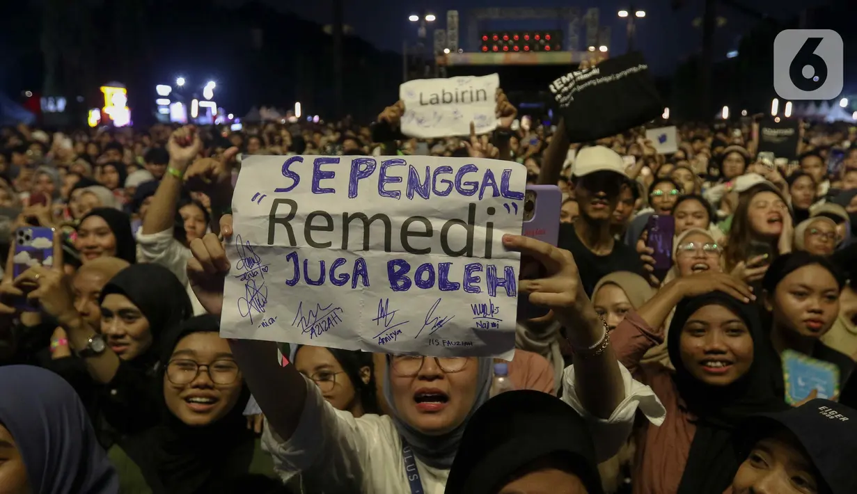 Para penonton terlihat meresapi setiap lirik yang dinyanyikan Tulus. (Liputan6.com/Herman Zakharia)
