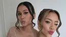 Melengkapi tampilannya dengan aksesori anting-anting emas model bunga besar. Ia pun memilih tampil tanpa aksesoris lainnya. [@bailafauri]