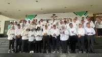 Guru besar Fakultas Kedokteran Universitas Padjadjaran (Unpad) dalam pembacaan Deklarasi Maklumat Padjadjaran di Gedung Kuswadji Unpad, Jalan Prof. Eyckman Nomor 38, Kota Bandung, Senin, 19 Mei 2025.