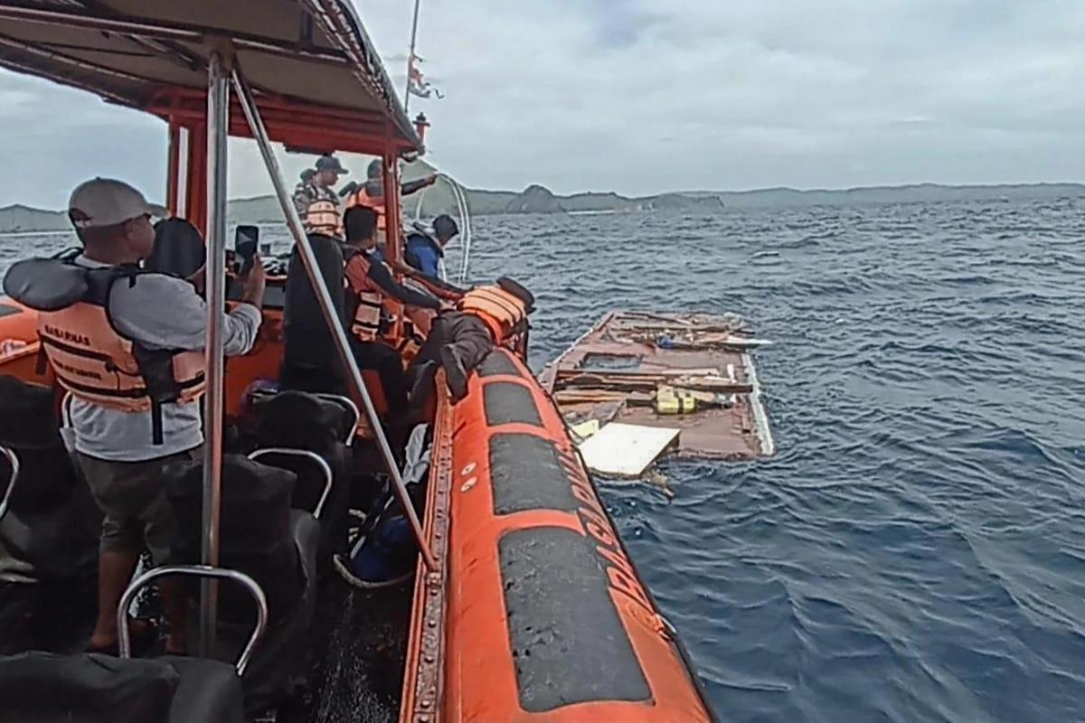 OTO: Pencarian Korban Kapal Wisata Tenggelam di Pulau Padar Terus Dilanjutkan