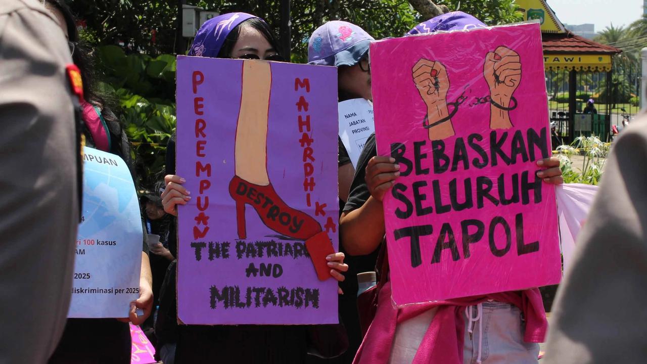 FOTO: Aksi Peringatan HAKTP Serentak Serukan Perlindungan Perempuan dan Aktivis