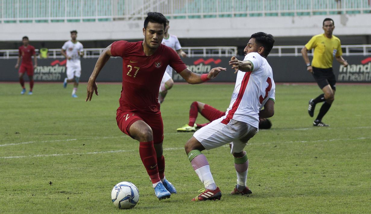 Striker Timnas Indonesia U-22, Muhammad Rafli, berusaha melewati pemain Timnas Iran U-23 pada laga uji coba internasional di Stadion Pakansari, Bogor, Sabtu (16/11). Indonesia menang 2-1 atas Iran. (Bola.com/Yoppy Renato)