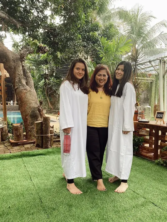 "Kami mengucap syukur kepada Tuhan Yesus atas perkenanan Tuhan Yesus. Hari ini adalah hari yg special buat kedua anakku @aruanmarsha dan @michelleearuan serta keponakan ku @stefaniegabriel," tulis ibunda Marsha Aruan, @bundalisa di Instagram, 8 Agustus 2020. (Instagram/aruanmarsha)