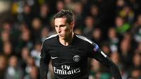 Julian Draxler merasa posisinya tak aman di PSG. Dia ingin segera pindah ke Barcelona. (AFP / FRANCK FIFE)