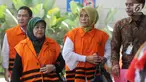 Anggota DPRD Kota Malang Suprapto (kiri), Rahayu Sugiarti (tengah) dan  Wiwik Hendri Astuti (kanan) tiba di Gedung KPK, Jakarta, Jumat (22/6). KPK memanggil 11 anggota DPRD Kota malang untuk menandatangani perpanjangan penahanan. (Merdeka.com/Dwi Narwoko)