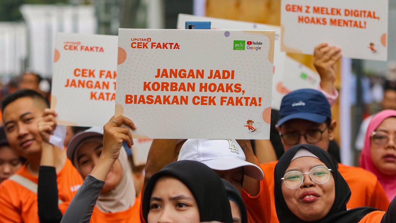 FOTO: Jalan Sehat Berantas Hoaks