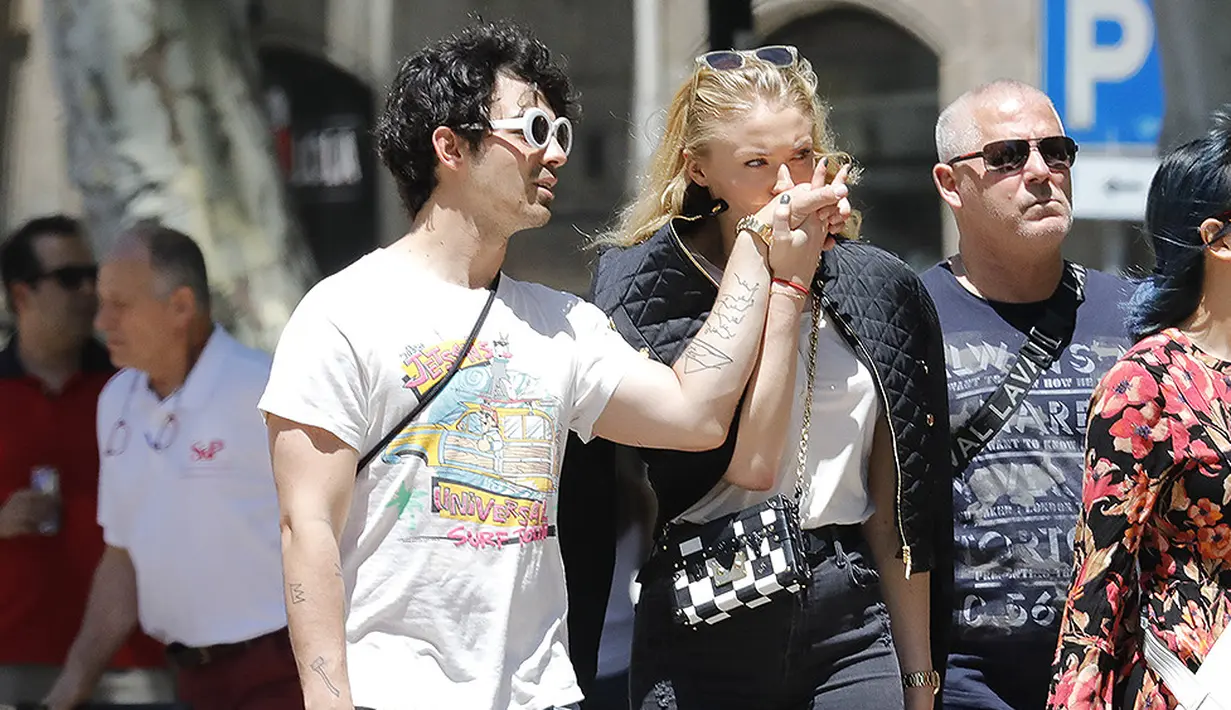 Joe Jonas dan Sophie Turner benar-benar semakin mesra usai dikabarkan bertunangan. (EMILIO CARDENAS / SPLASHNEWS.COM/HollywoodLife)