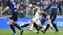 Striker Juventus, Paulo Dybala, berusaha melewati pemain Inter Milan pada laga Serie A di Stadion Allianz, Turin, Jumat (7/12). Juventus menang 1-0 atas Inter Milan. (AP/Andrea Di Marco)