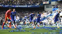 Penggawa Chelsea merayakan keberhasilan menjuarai Liga Premier Inggris musim ini (Reuters/Dylan Martinez)