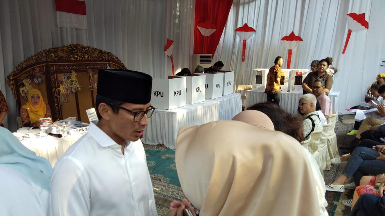 Cawapres 02, Sandiaga Uno, bersama mengantre di TPS di dekat kediaman orangtuanya di Kebayoran Baru, Jakarta Selatan. (Liputan6.com/Ady Anugrahadi)