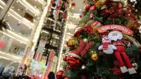 Sebuah pohon natal yang cantik telah terpasang di Emporium Pluit Mall, Jakarta Utara, Jumat (11/12/2015). Menyambut natal dan tahun baru 2016, Emporium Mall Pluit menyajikan aneka acara untuk menghibur para pengunjung. (Liputan6.com/Faizal Fanani)