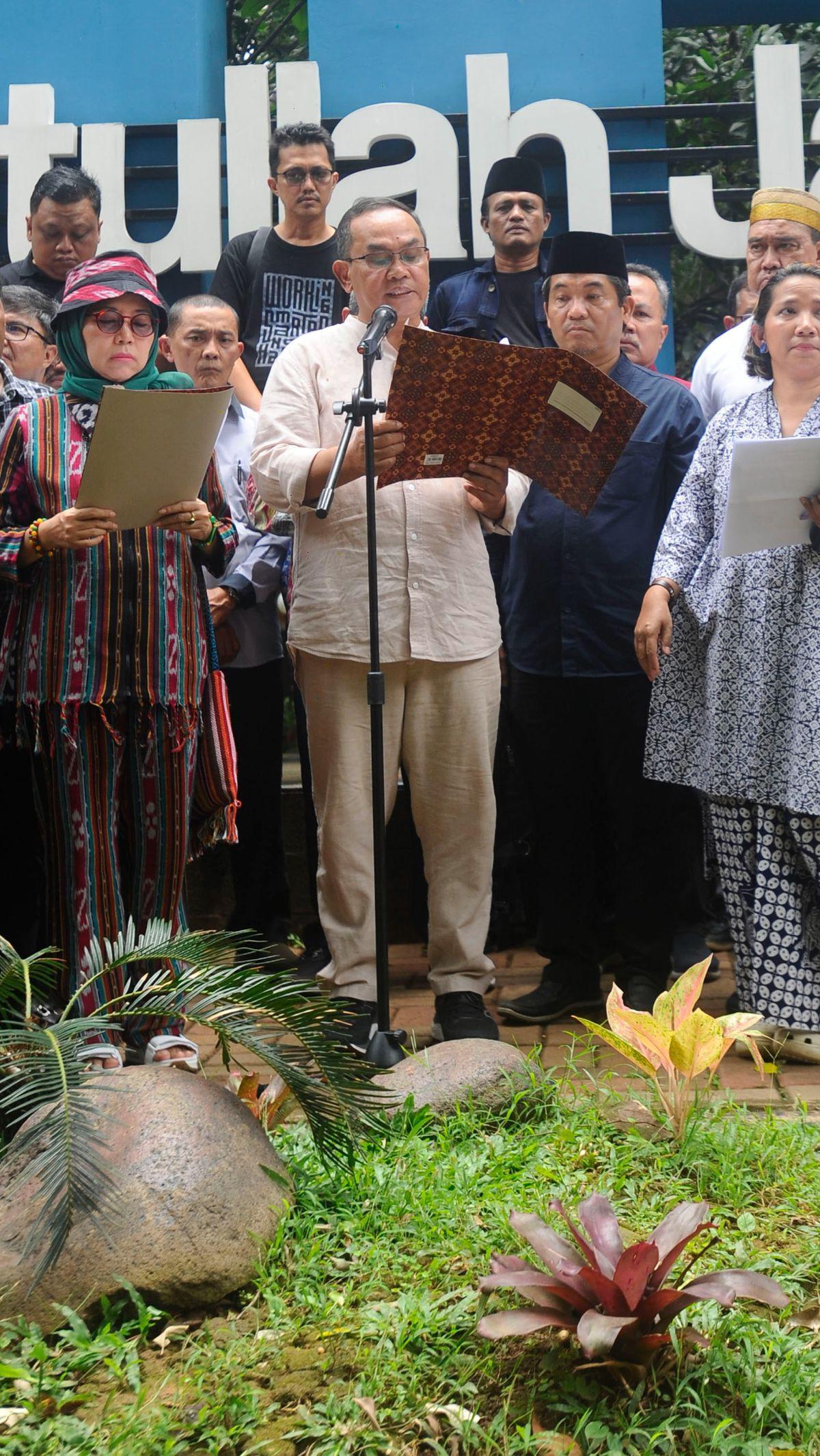 Pernyataan sikap tersebut dituangkan dalam 'Seruan Ciputat' yang dibacakan oleh Guru Besar Ilmu Politik UIN Syarif Hidayatullah Jakarta Saiful Mujani.&nbsp;Foto: Merdeka.com/Arie Basuki