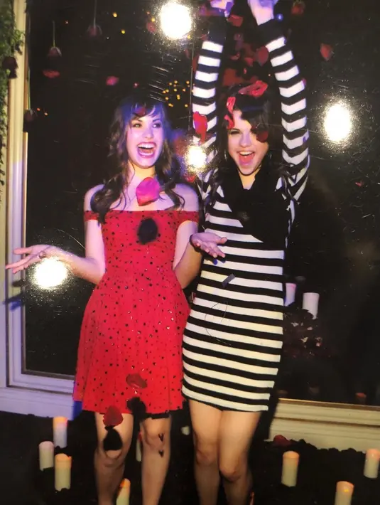 "Mereka tidak begitu dekat saat ini, namun keduanya miliki ikatan dan cinta yang kuat satu sama lain," lanjut sumber tersebut. (instagram/kicked2thecurbproductions)