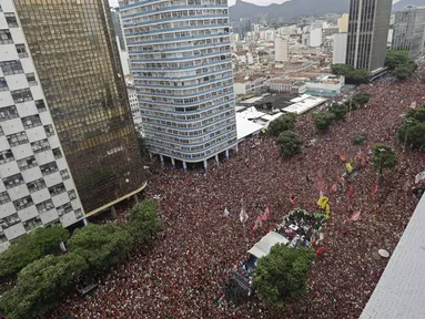 Suporter Flamengo memenuhi jalanan merayakan timnya meraih Juara Copa Libertadores di Rio de Janeiro, Brasil (24/11/2019). Flamengo berhasil mengalahkan klub dari Argentina, River Plate 2-1 pada babak Final Copa Libertadores di Lima. (AP Photo/Silvia Izquierdo)