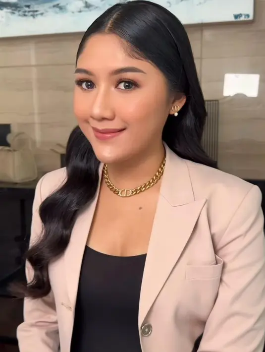 Jadi pembicara talkshow, Erina Gudono tentu tampil lebih professional. Menantu Presiden Jokowi itu mencuri perhatian dengan penampilan ala lady boss-nya. [@fidelhertamakeup/@erinagudono]