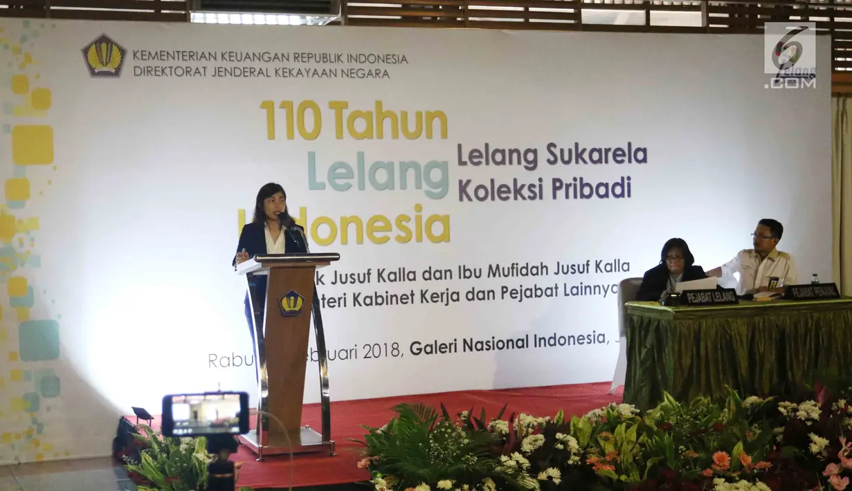 Petugas menawarkan barang dalam 110 Tahun Lelang Indonesia di Galeri Nasional, Jakarta, Rabu (28/2). Sebagai syarat utama, peserta lelang harus mempunyai Nomor Pokok Wajib Pajak (NPWP). (Liputan6.com/Angga Yuniar)