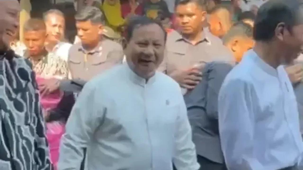 Jokowi yang melihat keramaian tersebut, ikut menyambut dan tersenyum lalu menunjuk-nunjuk sosok Ganjar Pranowo di depan Prabowo Subianto.