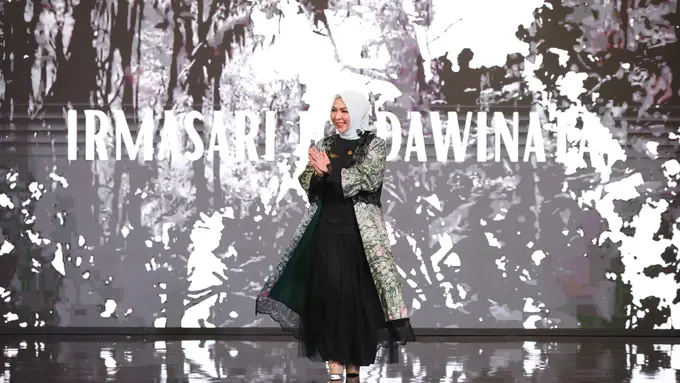  Ketua Dekranasda Provinsi Kalimantan Selatan Tampil Anggun dalam Balutan Sasirangan