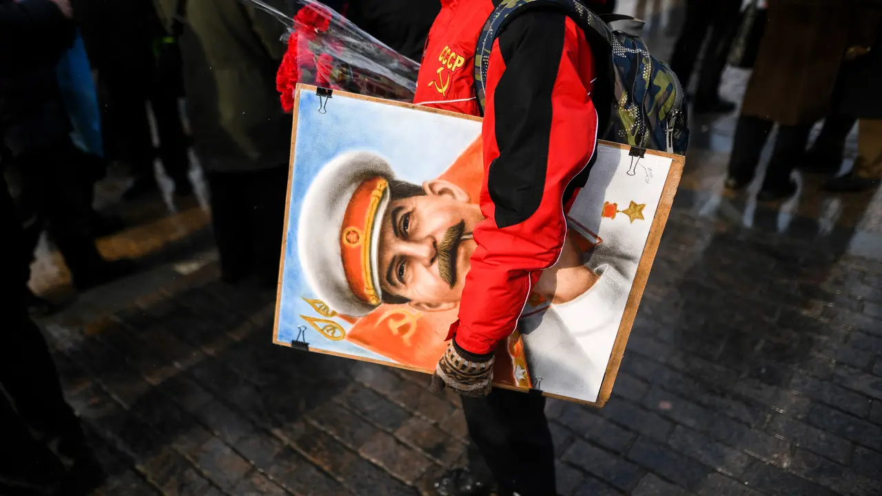 Puluhan Warga Rusia Peringati 65 Tahun Kematian Joseph Stalin