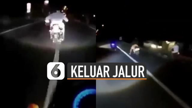 Terekam kamera dashcam motor seorang pengendara motor keluar jalur saat ngebut di jalan raya.