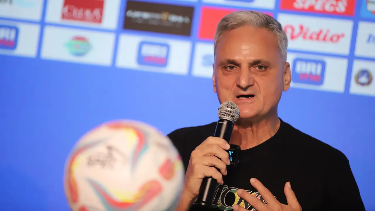 Pelatih PSS Sleman, Marian Mihail.