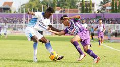 Pemain Persib Bandung, Yanto Basna menghadang gerak pemain PSGC Ciamis pada laga persahabatan turnamen Segi Tiga di Stadion Galuh, Ciamis, Minggu (10/4/2016). (Bola.com/NIcklas Hanoatubun)