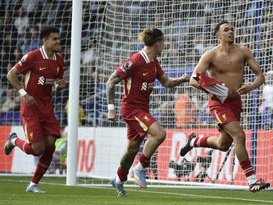 Pemain Liverpool, Trent Alexander-Arnold (kanan) melakukan selebrasi dengan membuka baju setelah mencetak gol kemenangan timnya ke gawang Leicester City dalam laga lanjutan Liga Inggris 2024/2025 di King Power Stadium, Leicester, Inggris, Sabtu (20/04/2025) waktu setempat. (AP Photo/Rui Vieira)