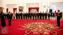 Presiden Jokowi (kanan) memimpin pengucapan sumpah jabatan Kepala Staf Presiden Teten Masduki (kedua kiri) di Istana Negara, Jakarta, Selasa (2/9). Teten menggantikan Luhut yang kini menjabat Menko Polhukam. (Liputan6.com/Faizal Fanani)
