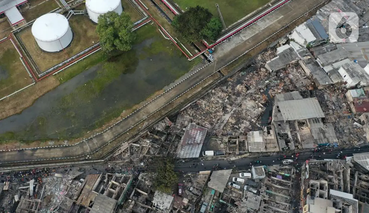 Pantauan udara kondisi pasca-kebakaran hebat Depo Pertamina Plumpang, Koja, Jakarta Utara, Sabtu (4/3/2023) pagi. Lokasi kebakaran Depo Pertamina Plumpang merupakan permukiman padat penduduk yang berpotensi menimbulkan korban cukup banyak. (merdeka.com/Arie Basuki)