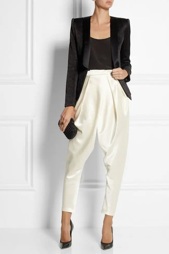 Padu padan harem pants yang stylish. (sumber foto:  net-a-porter/Pinterest)